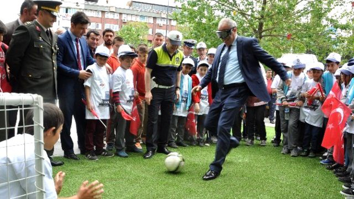 Alkollü Hissi Veren Gözlükle Topa Vurmaya Çalıştılar