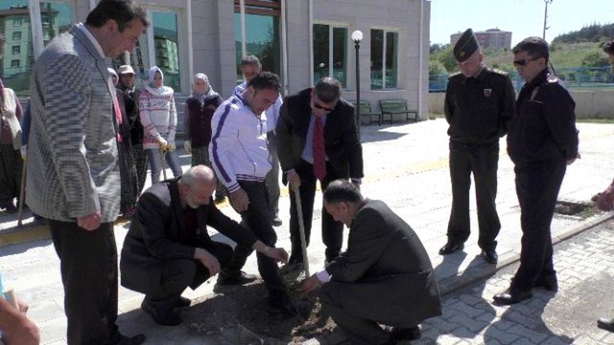 Beyşehir\'de Gençlik Merkezinin Bahçesi Ağaçlandırıldı
