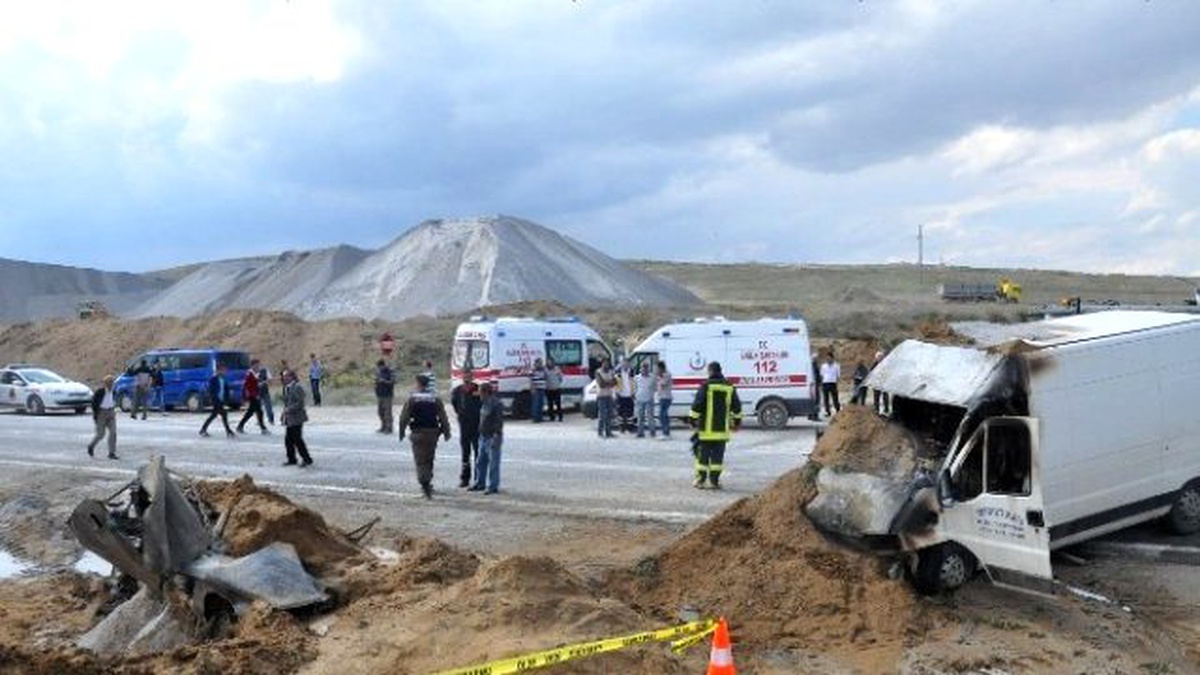 Çarpışan Minibüs ile Otomobil Yandı: 2 Ölü, 1 Yaralı