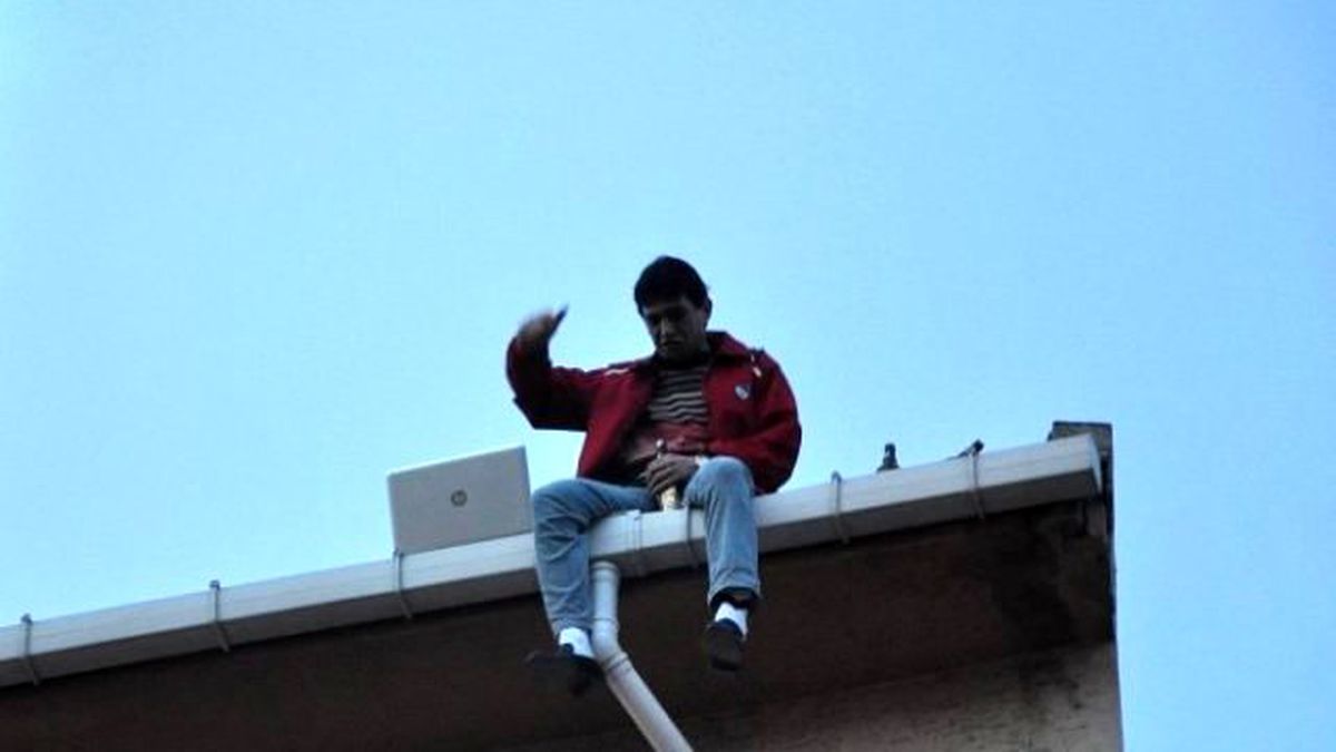 Bunalıma Giren Şahıs, Çatıda Laptopla İntihara Kalkıştı