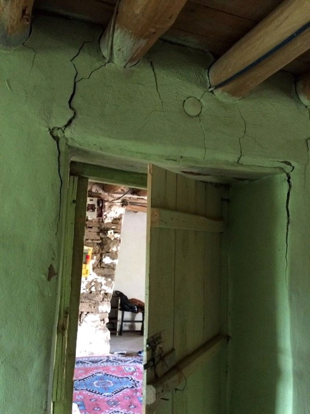 Çatlak Evde Yaşam Mücadelesi