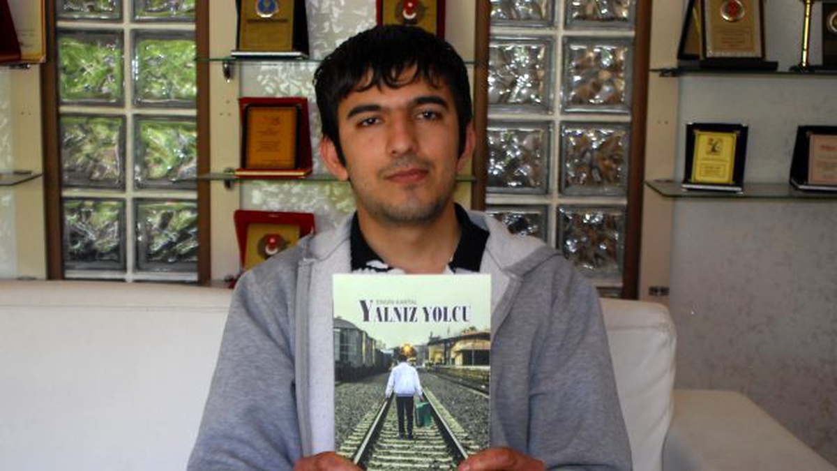 Çocukluğundan Beri Şiir Yazıyor