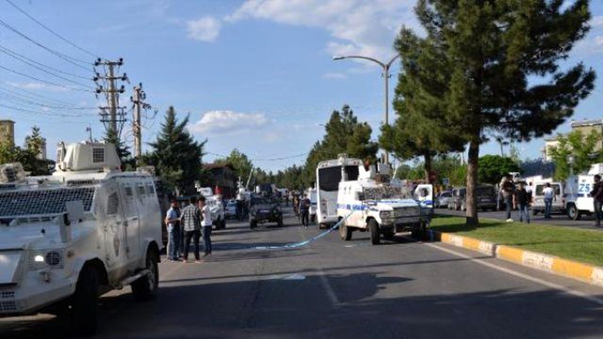 Diyarbakır\'da PKK\'lı Şüphelileri Sağlık Kontrolüne Götüren Polis Aracına Bombalı Saldırı: 3 Ölü,...