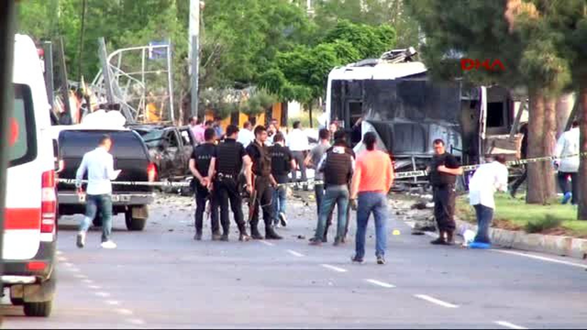 Diyarbakır\'da PKK\'lı Şüphelileri Sağlık Kontrolüne Götüren Polis Aracına Bombalı Saldırı