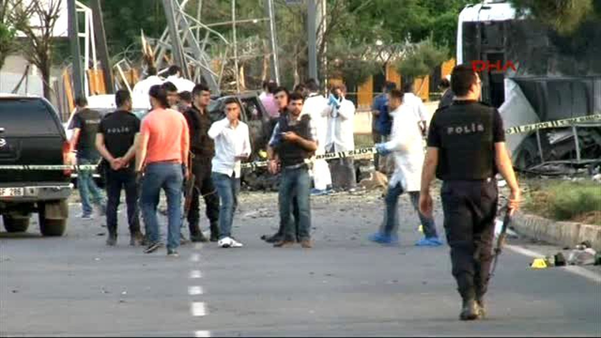 Diyarbakır\'da PKK\'lı Şüphelileri Sağlık Kontrolüne Götüren Polis Aracına Bombalı Saldırı
