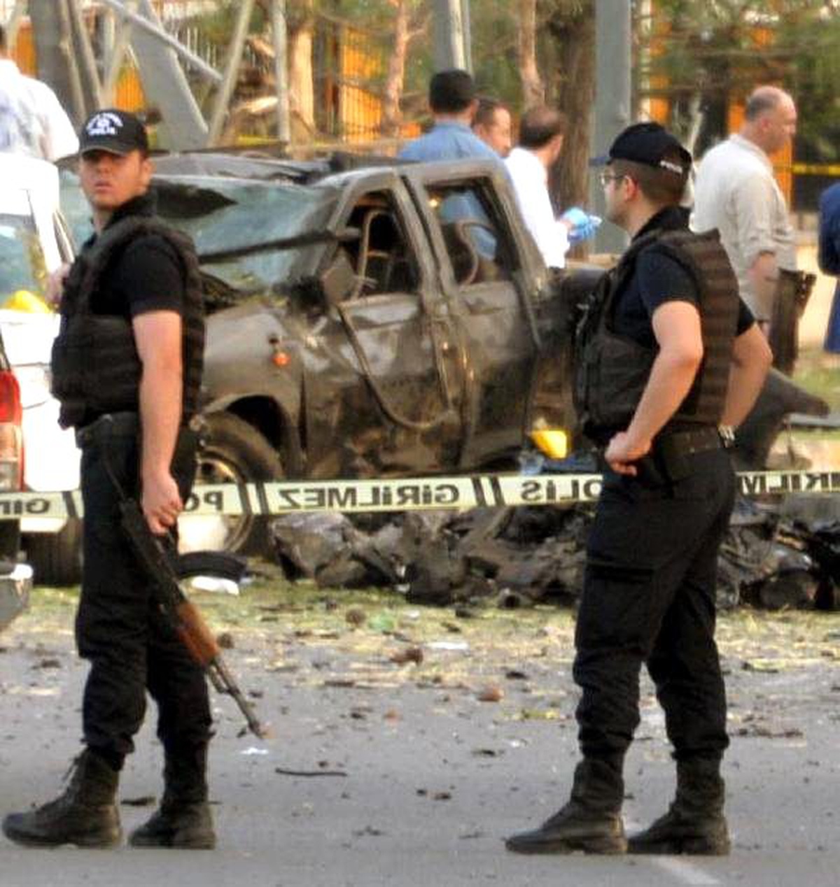 Diyarbakır\'da PKK\'lı Şüphelileri Sağlık Kontrolüne Götüren Polis Aracına Bombalı Saldırı: 3 Ölü,...