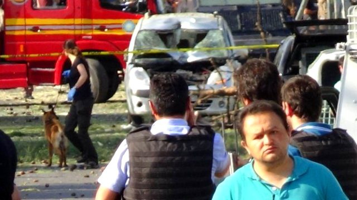Diyarbakır Valiliği: "Bomba Yüklü Araçla Yapılan Saldırıda 3 Kişi Öldü, 42 Kişi Yaralandı"