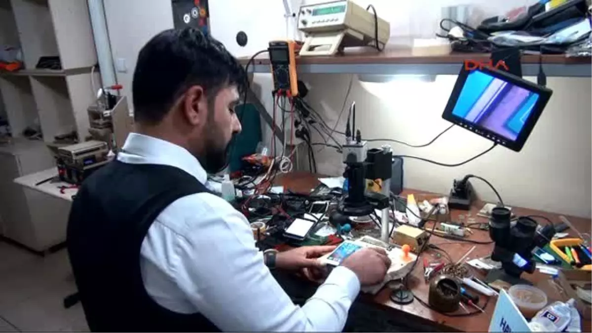 Diyarbakırlı Celal, Görünmez Yaptığı Cep Telefonu Ekranını Gözlükle Görülür Hale Getirdi