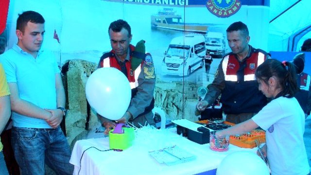 Elazığ\'da \'Karayolu Trafik Güvenliği Haftası\' Nedeniyle Stant Açıldı