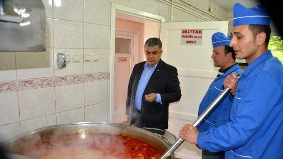 Ereğli Belediyesi Günlük Bin 500 Kişiye Sıcak Yemek Dağıtıyor