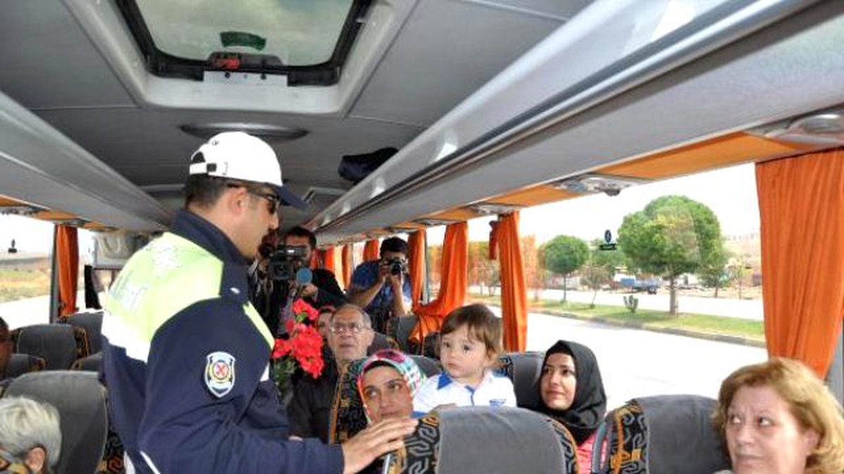Gaziantep\'te Polisler Sürücülere Karanfil Dağıttı