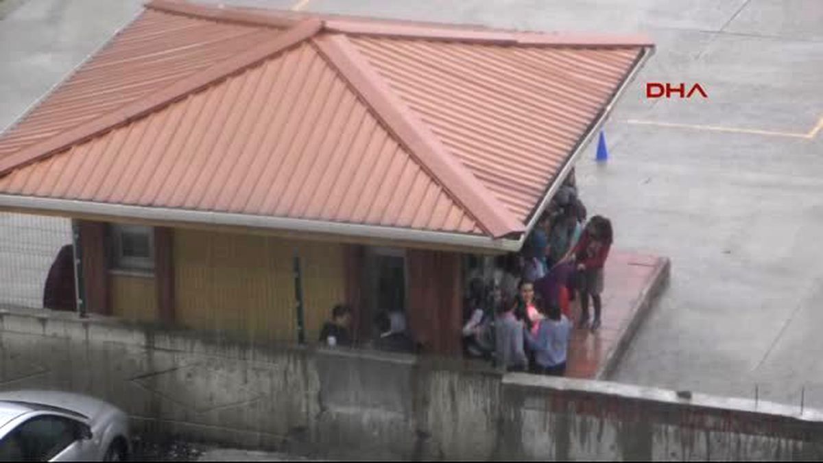 Karabük\'te Sağanak Yağmur Caddeleri Göle Döndürdü