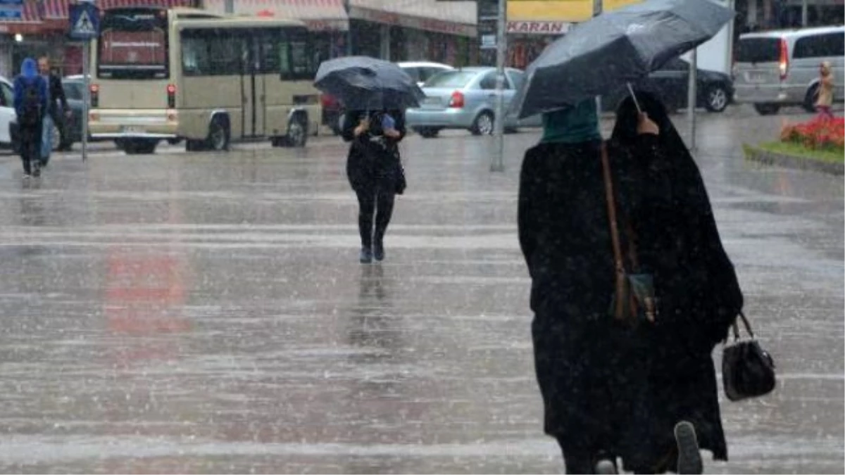 Karabük\'te Sağanak Yağmurda Caddeler Göle Döndü