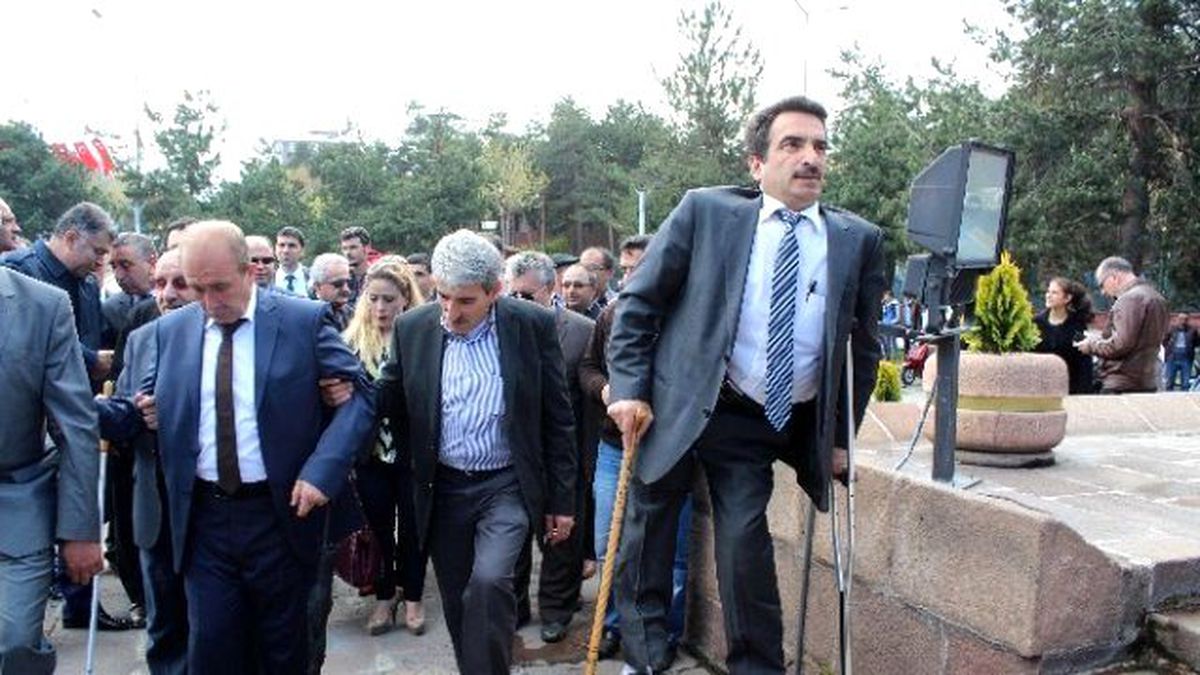 Kendi Törenlerini Uzaktan İzlediler