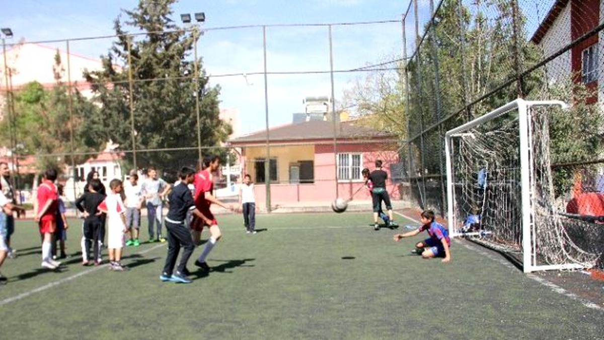 Kilis\'teki Suriyeli Çocuklar Futbolla Yaşama Tutundu