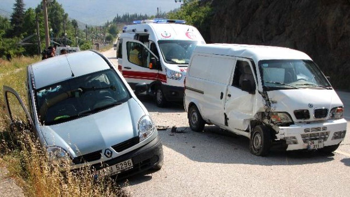 Minibüs Park Halindeki Araca Çarptı: 2 Yaralı