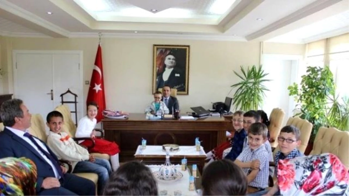 Minik Öğrencilerden Kaymakam Erdoğan\'a Ziyaret