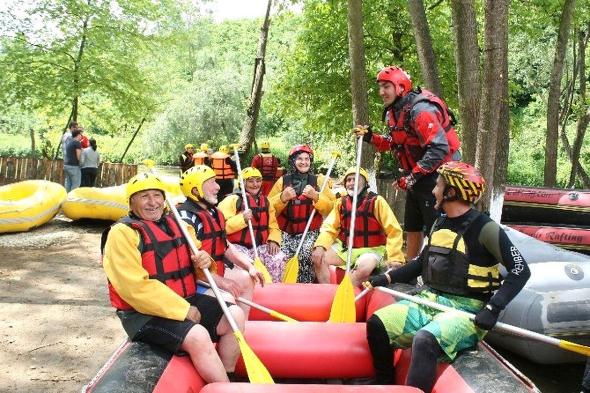 80\'lik Adrenalin Tutkunlarının Rafting Macerası