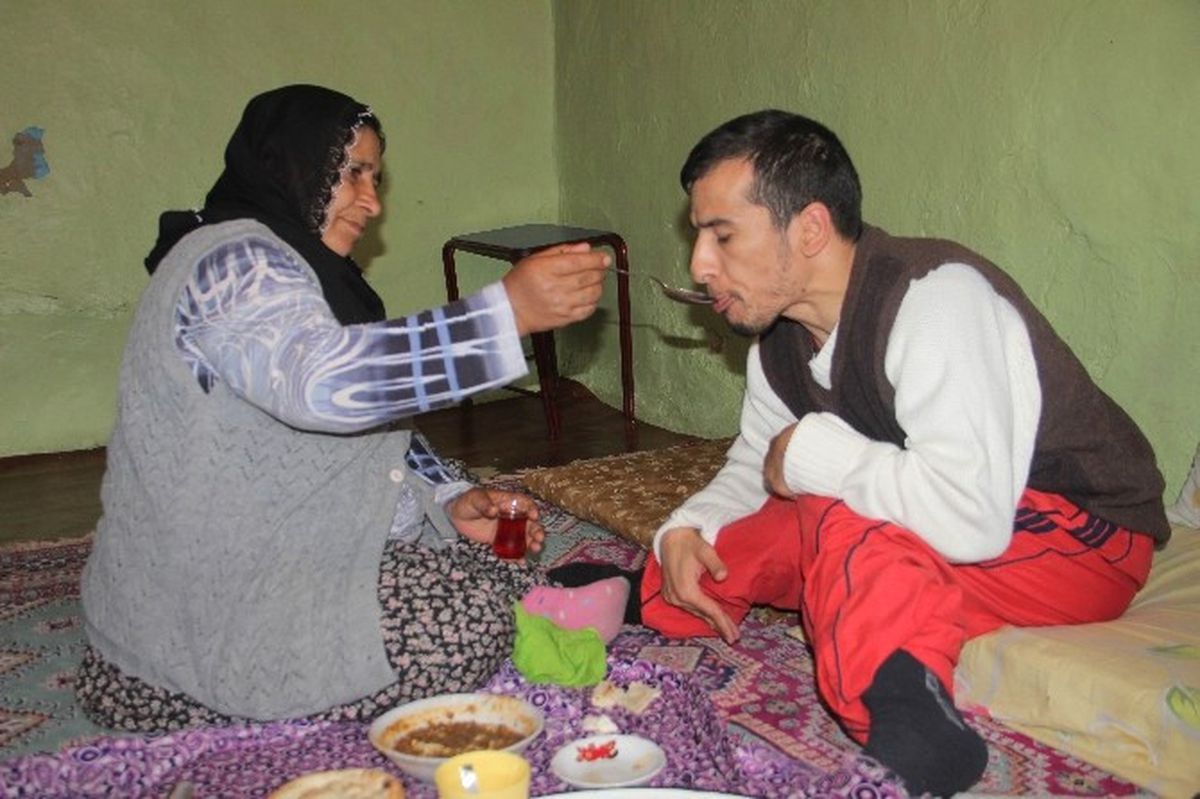 Engelli Çocuklarına Bebek Gibi Bakıyor
