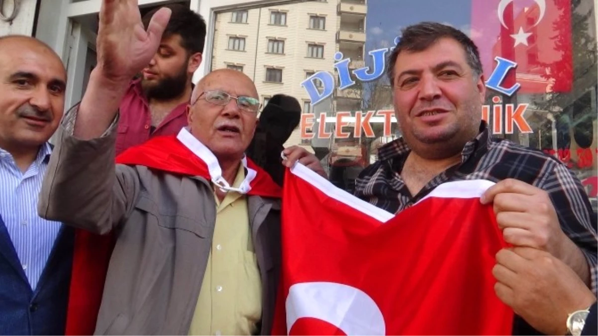 Roketli Saldırıya Uğrayan Kilis\'te İş Yerlerini Açan Esnafa Türk Bayrağı Dağıtıldı
