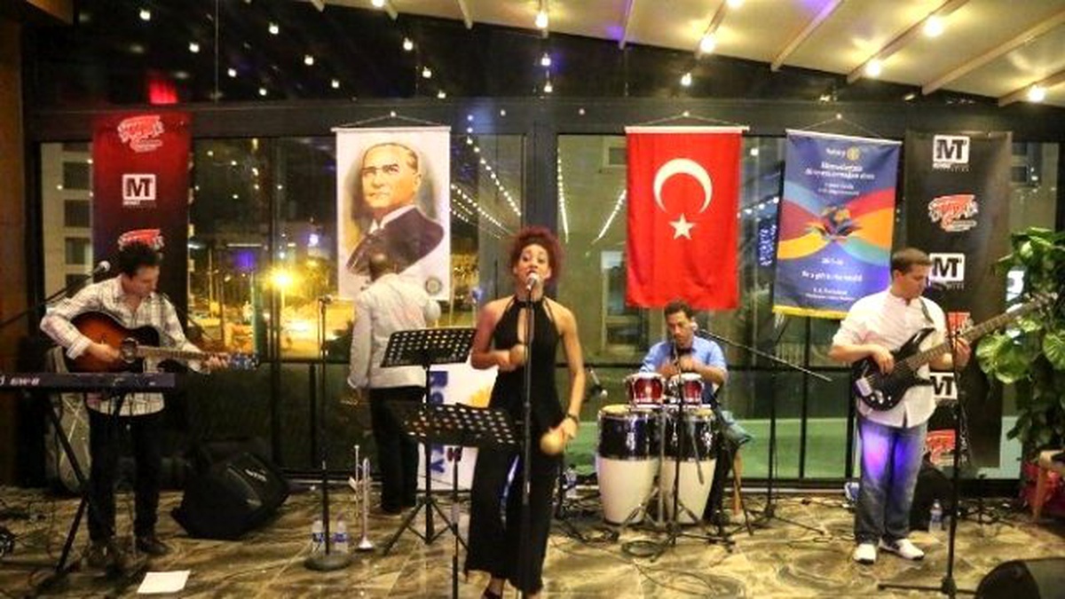 Salsa Tutkunları ve Kübalı Müzisyenler İskenderun\'da