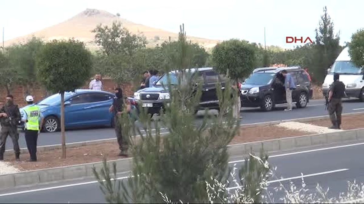 Şanlıurfa\'da Polisin Durdurmak İstediği Otomobildeki PKK\'lı Teröristler Ateş Açtı : 1 PKK\'lı...