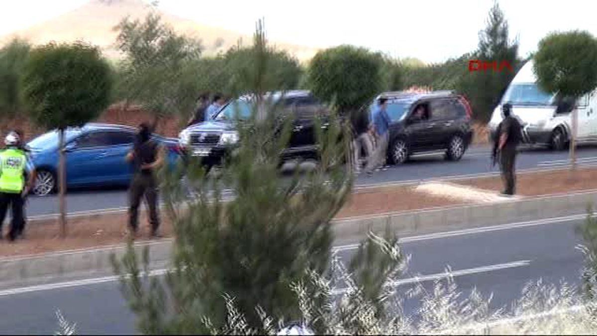Şanlıurfa\'da Polisin Durdurmak İstediği Otomobildeki PKK\'lı Teröristler Ateş Açtı 1 PKK\'lı Öldürüldü