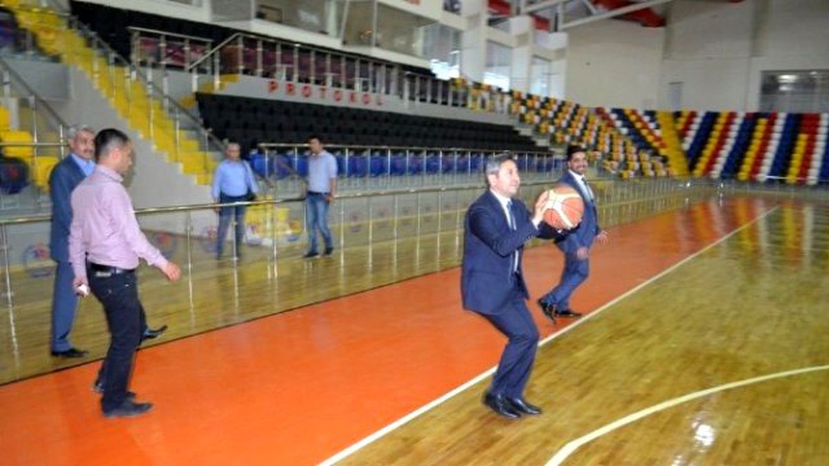 TBMM Başkan Vekili Aydın, 2 Bin 500 Kişilik Spor Salonunda İncelemelerde Bulundu
