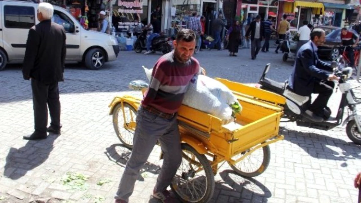 Tek Koluyla Hamallık Yaparak Yedi Nüfusa Bakıyor