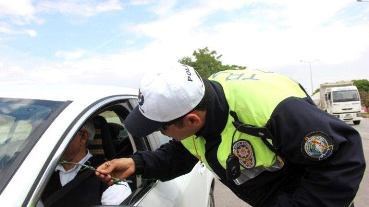 Trafik Polisleri Sürücülere Karanfil Dağıttı