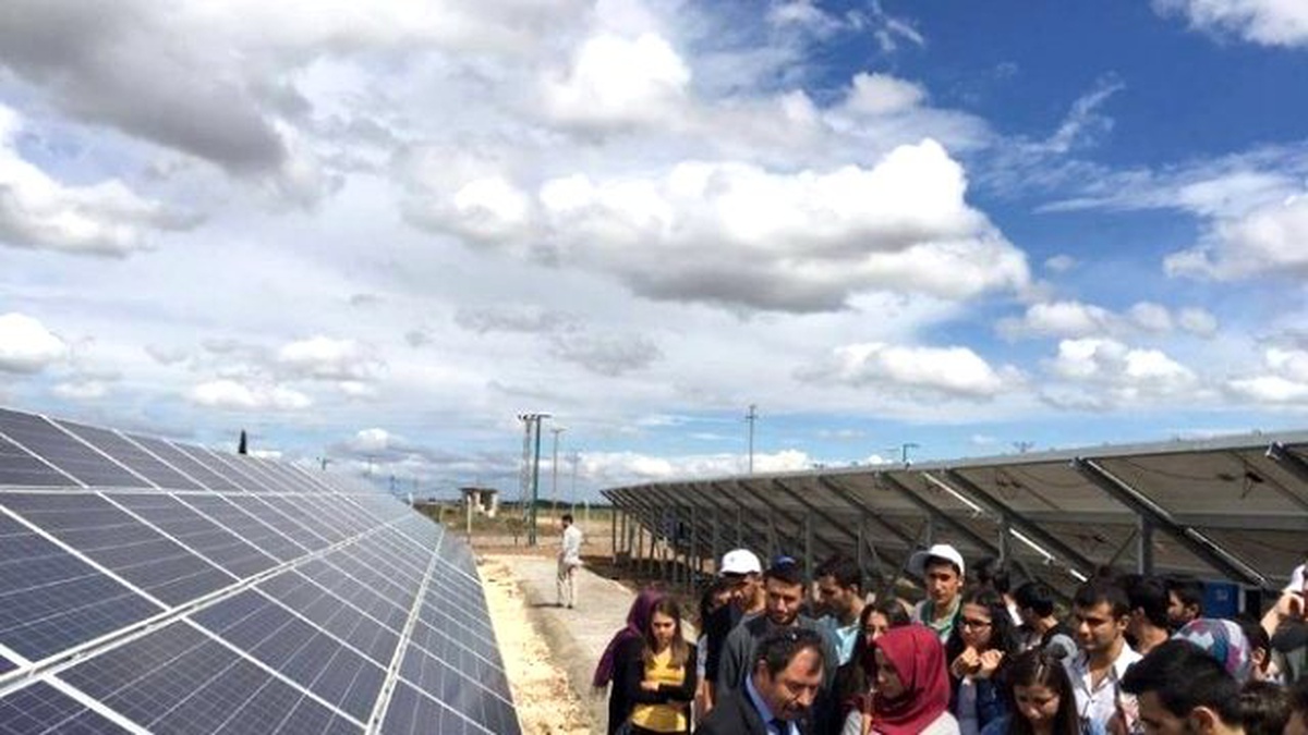 Üniversite Öğrencileri Güneş Enerjisi Santralini Gezdi