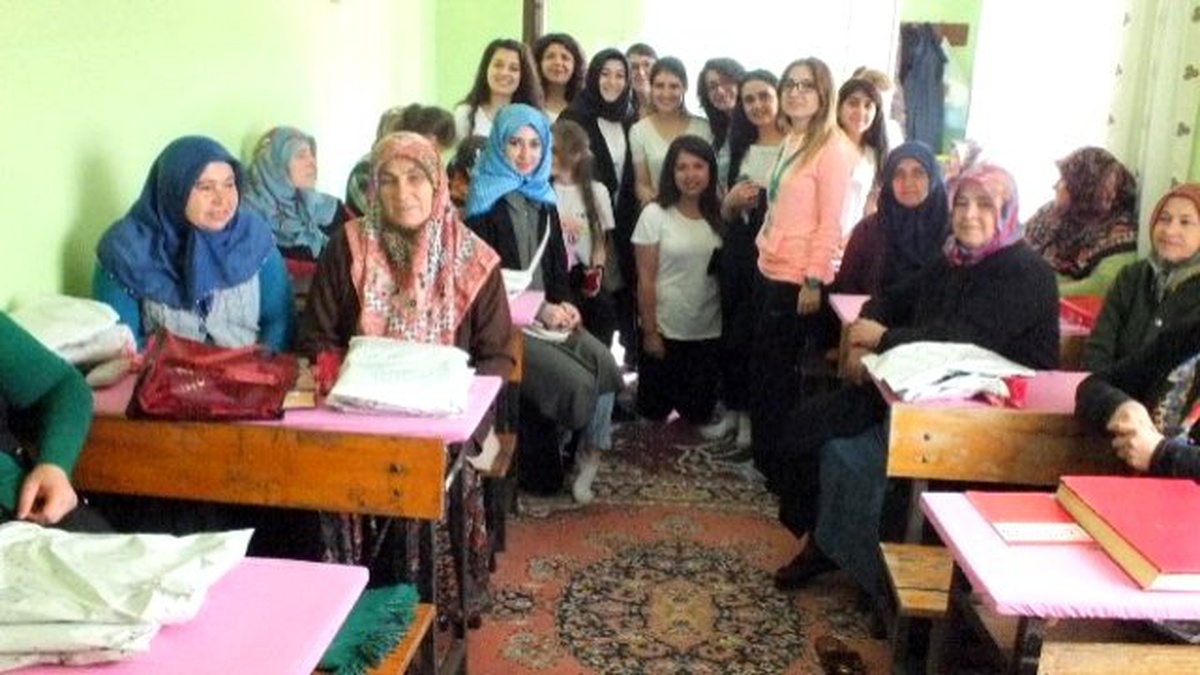 Üniversite Öğrencilerinden Köy Halkına Anlamlı Eğitim