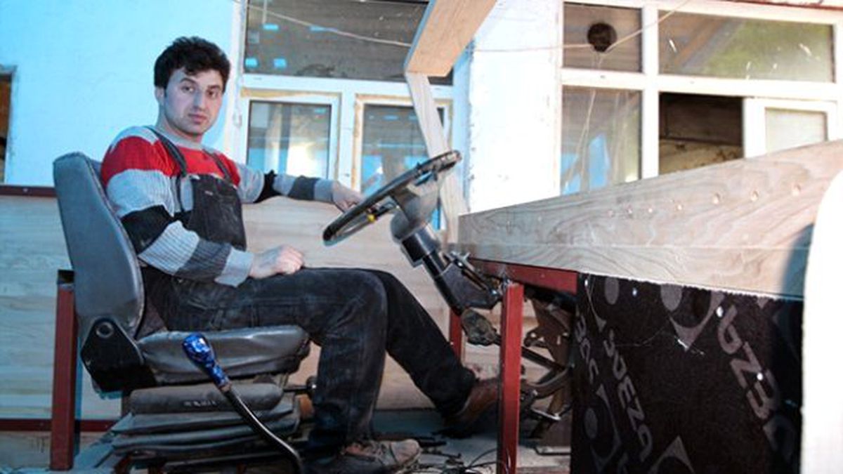 Karadenizli Usta Uzungöl'de Turistik Gezi İçin 'Tahtabüs' Yaptı