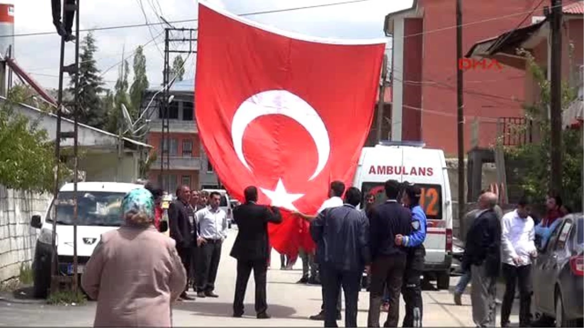 Van Şehit Evine Türk Bayrağı Asıldı