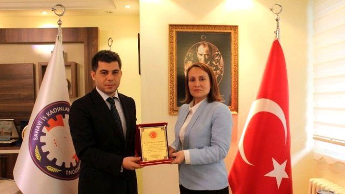 Yılın İş Kadını Ödülünü Ankara\'da Aldı
