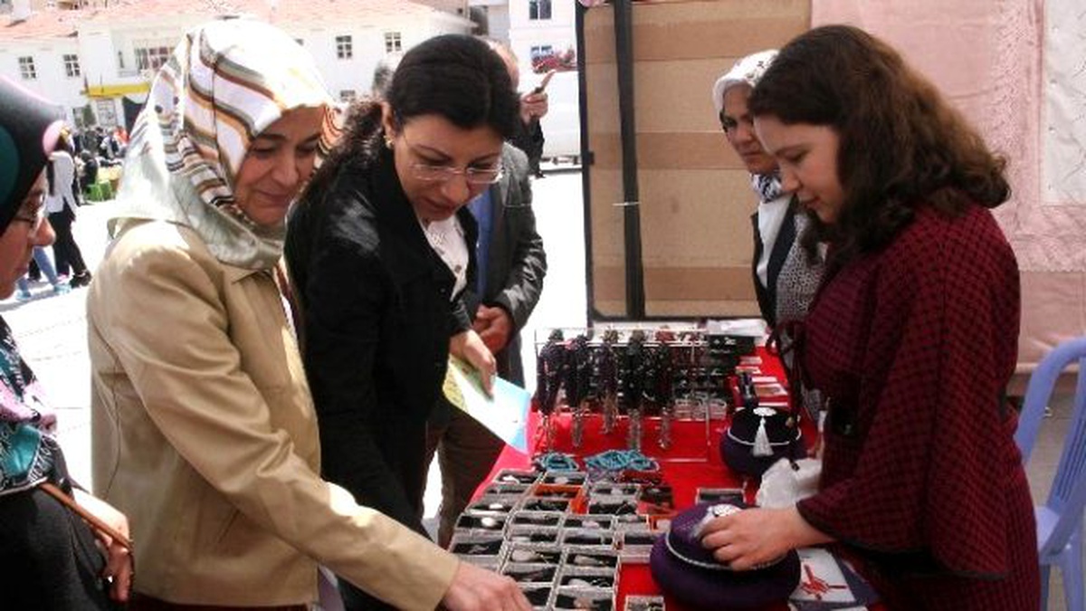 Yozgat\'ta Ametist Taşından Üretilen Takı ve Süs Eşyaları Yoğun İlgi Gördü