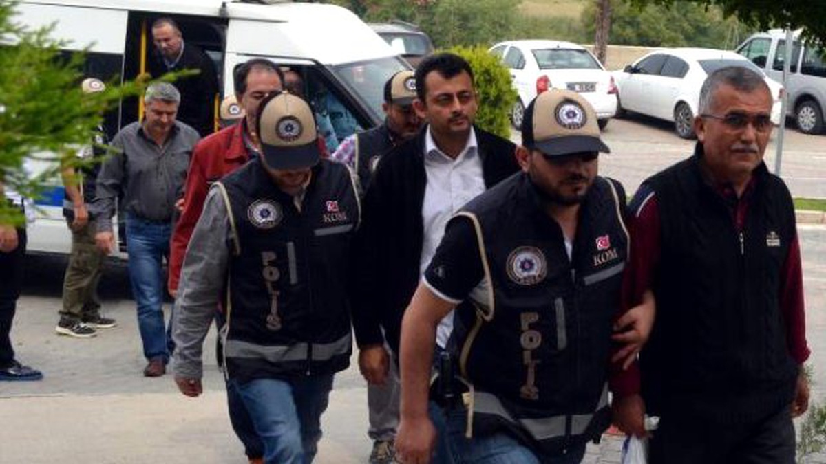 Adana ve Mersin\'de Fetö/pdy Operasyonunda Gözaltına Alınanlar Adliyeye Sevk Edildi