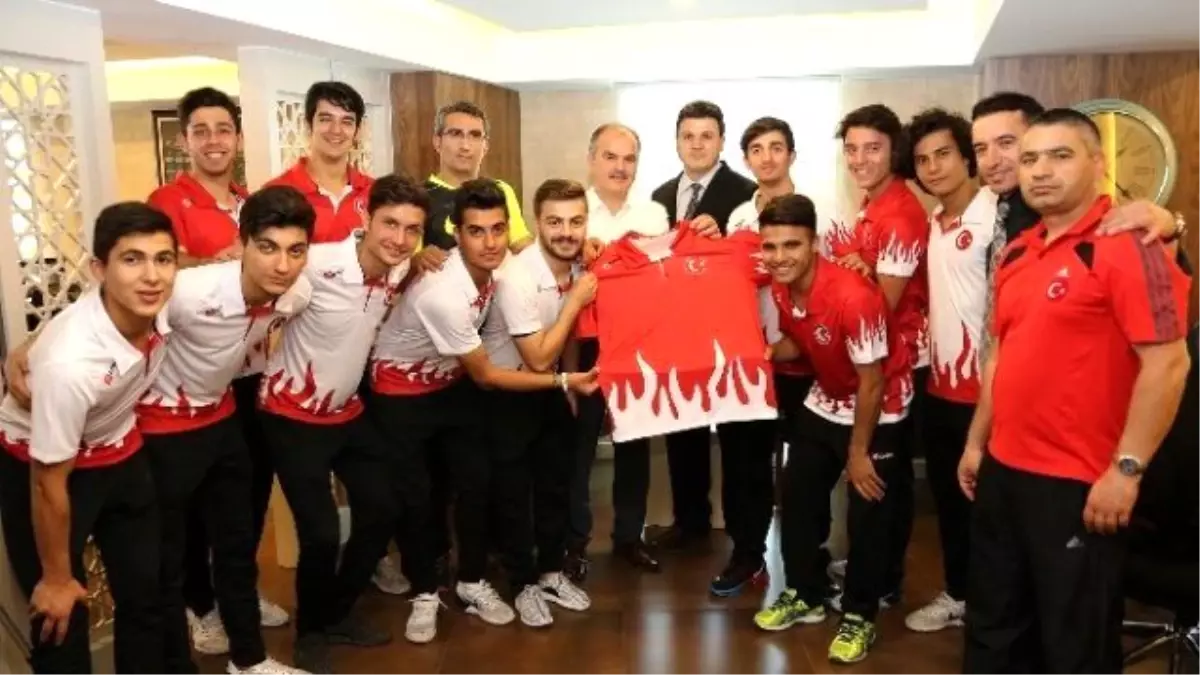 Anafartalar Futsal Takımı\'ndan Başkan Gürlesin\'e Ziyaret