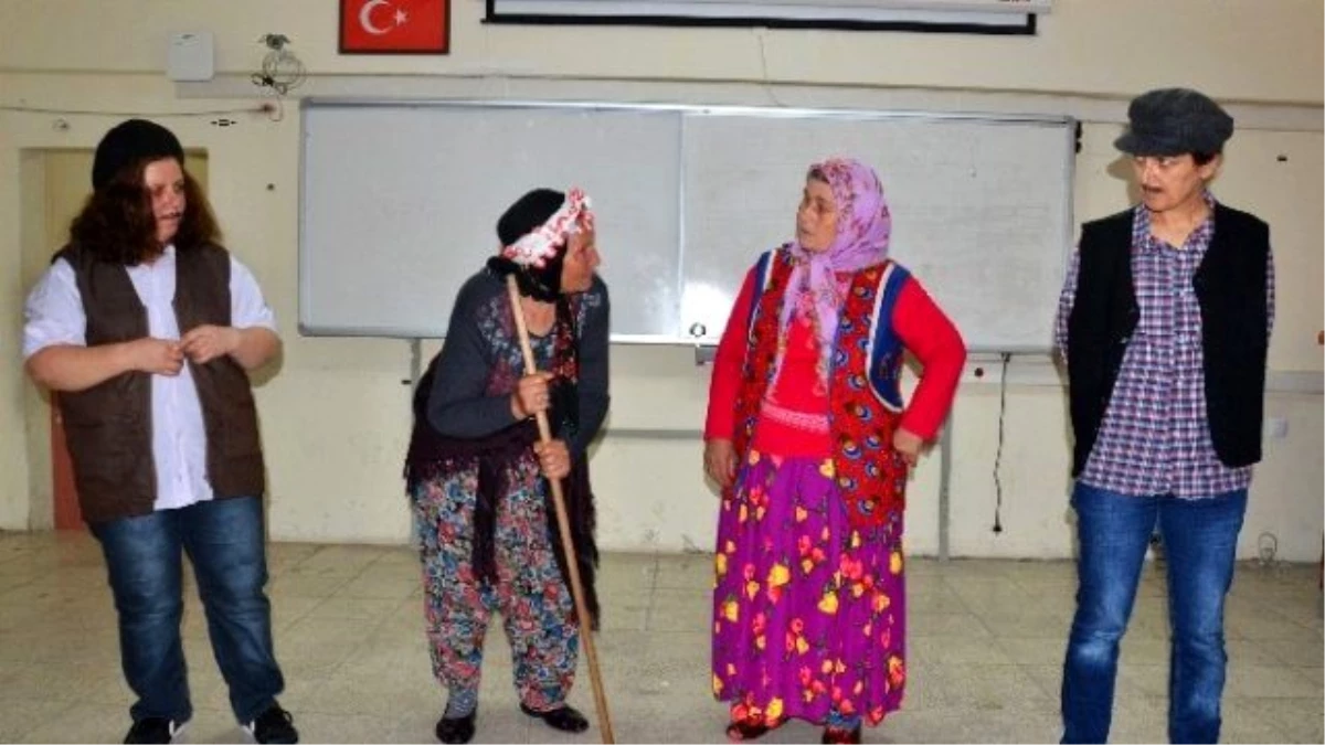 Arslanköy Tiyatro Topluluğu, Lise Öğrencileri ve Köy Kadınları İçin Oynadı