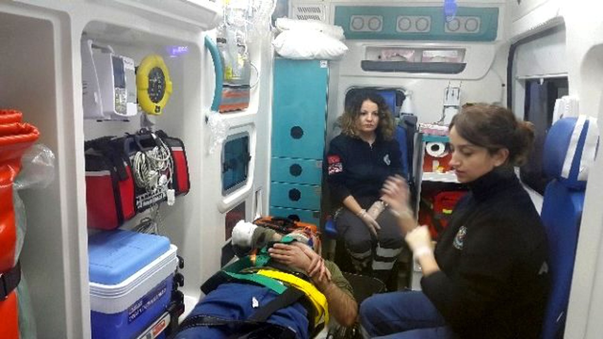 Aşırı Hızlı Araç Kanalizasyon Kanalına Düştü: 2 Yaralı