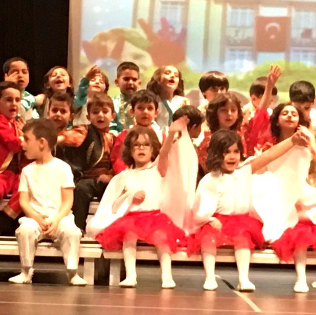 Ata Üni\'li Miniklerin İlk Mezuniyet Coşkusu