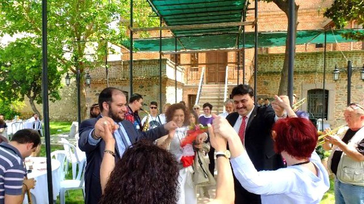 Başkanlar Sirtaki Oynadı