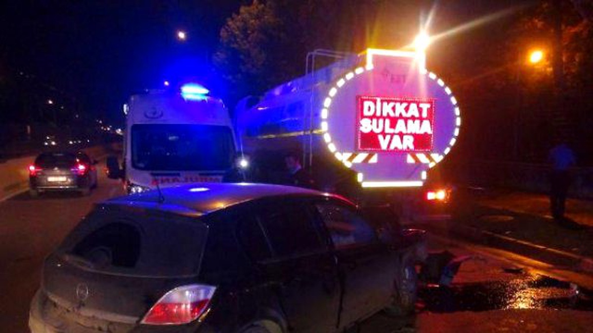 Bursa\'da Otomobil Sulama Tankerine Çarptı: 2 Yaralı