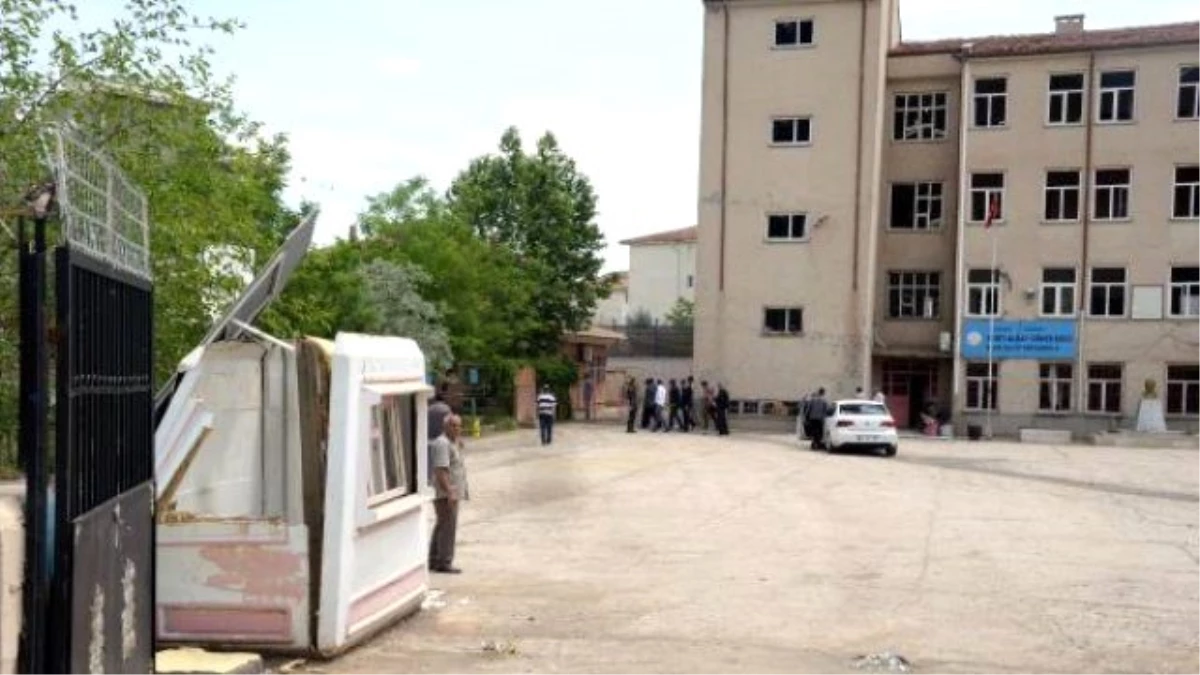 Diyarbakır\'daki Saldırıda 200 Kilo Patlayıcı Kullanılmış! Ölenlerden Biri Eski İlçe Başkanı