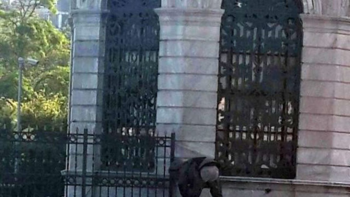 Dolmabahçe\'de Unutulan Klarnet Polisi Alarma Geçirdi