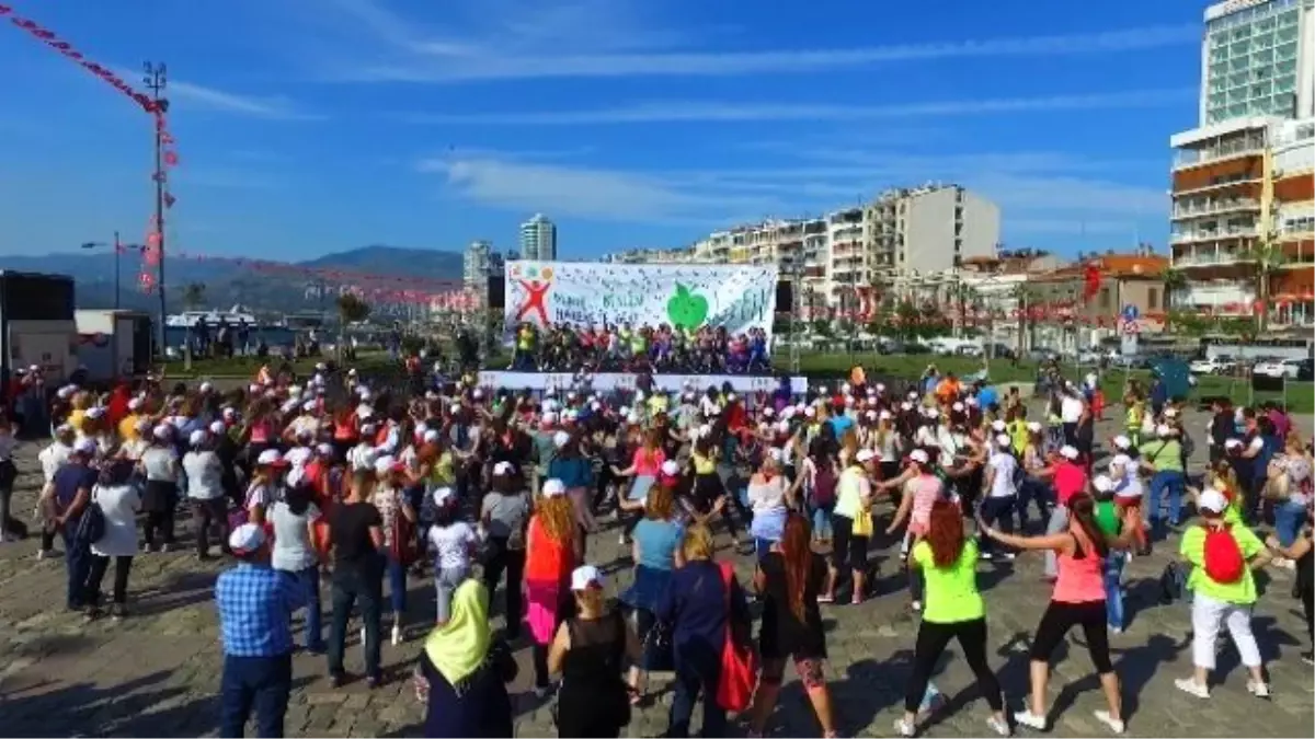 Dünya Hareket Gününde İzmirli Kadınlar Zumba ile Harekete Geçti