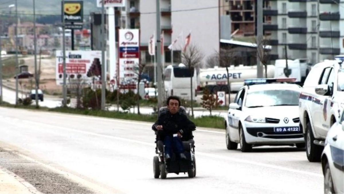 Engellilerin Sesini Duyurabilmek İçin Tekerlekli Sandalyesiyle 23 Kilometre Yol Kat Etti