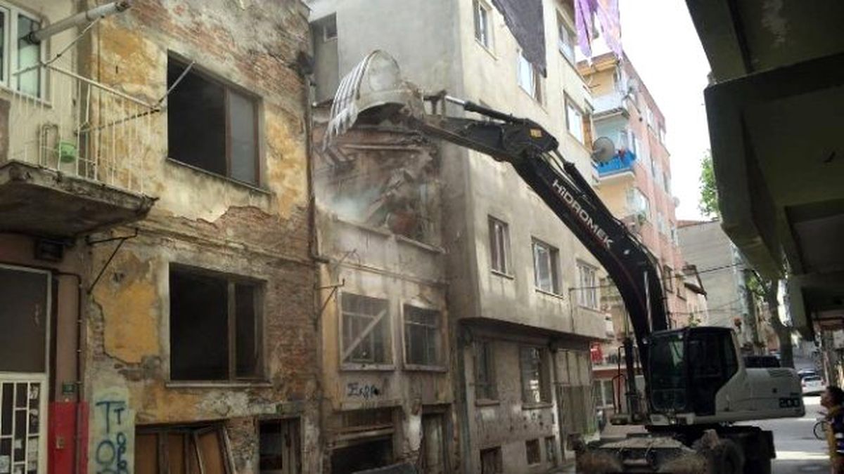 Gemlik\'te Metruk Binalar Yıkılıyor