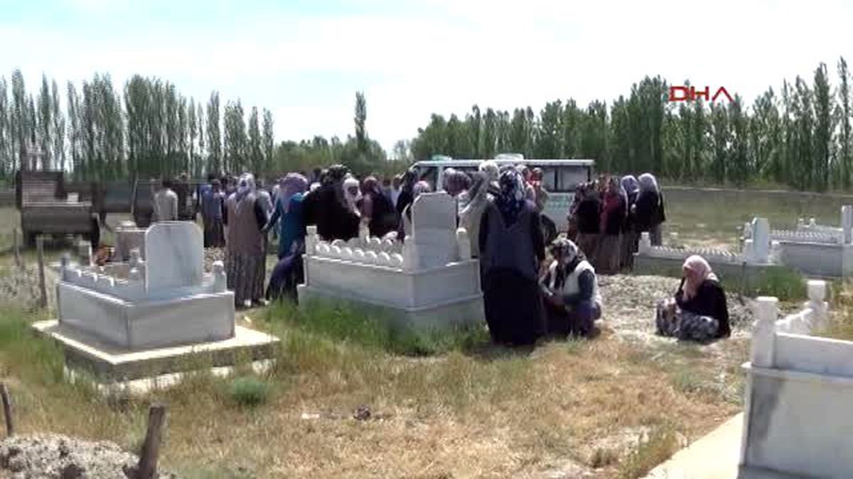 Iğdır Bursa\'daki Canlı Bomba, Iğdır\'da Toprağa Verildi