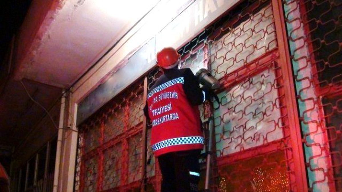İtfaiyeden Kedi Kurtarma Operasyonu